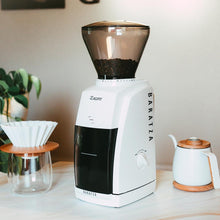 Load image into Gallery viewer, Baratza Encore elektrische Kaffeemühle in der Küche