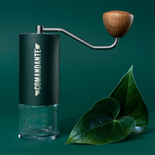 Laden Sie das Bild in den Galerie-Viewer, Comandante C40 MK4 Handkaffeemühle Racing Green