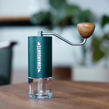 Laden Sie das Bild in den Galerie-Viewer, Comandante C40 MK4 Handkaffeemühle Racing Green