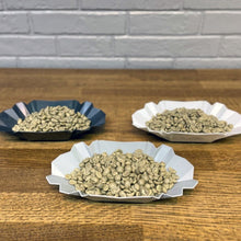 Laden Sie das Bild in den Galerie-Viewer, Comandante Coffee Weiß und Asphalt mit Rohkaffee
