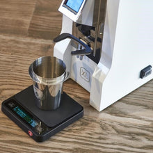 Laden Sie das Bild in den Galerie-Viewer, Eureka Digital Scale Precisa Waaage im Einsatz mit Eureka Mühle und Eureka Dosing Cup