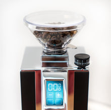 Laden Sie das Bild in den Galerie-Viewer, Eureka Mignon Mühle mit aufgesetztem Eureka Mignon Single Dose Hopper mit Kaffeebohnen