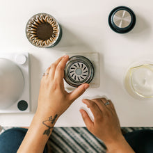 Laden Sie das Bild in den Galerie-Viewer, Fellow Thermobecher Carter Move Mug - auslaufsicher, Keramik-beschichtet Kaffeezubereitung