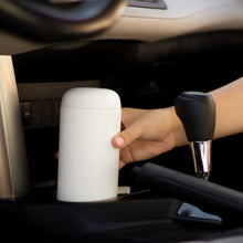 Laden Sie das Bild in den Galerie-Viewer, Fellow Thermobecher Carter Move Mug im Auto-Getränkehalter