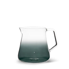 Laden Sie das Bild in den Galerie-Viewer, Fellow Kanne Mighty Small Glass Carafe - Smoke Grey, 500ml