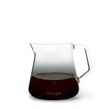 Laden Sie das Bild in den Galerie-Viewer, Fellow Kanne Mighty Small Glass Carafe - Smoke Grey, 500ml