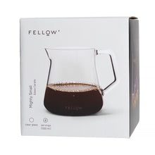Laden Sie das Bild in den Galerie-Viewer, Fellow Kanne Mighty Small Glass Carafe Verpackung