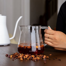 Laden Sie das Bild in den Galerie-Viewer, Fellow Kanne Mighty Small Glass Carafe mit Kaffee