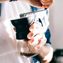 Laden Sie das Bild in den Galerie-Viewer, Hario Kaffeemühle Skerton Pro in Benutzng