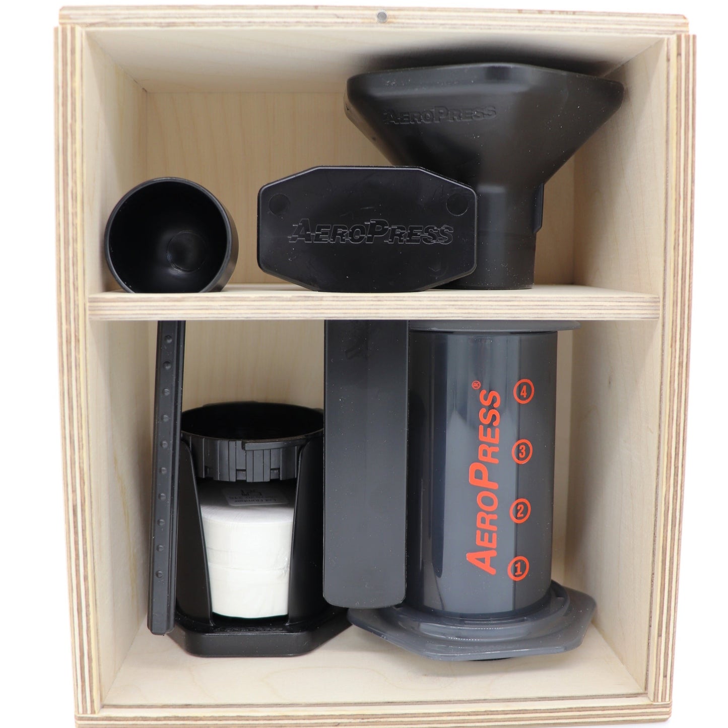 Offene Box mit AeroPress im Inneren