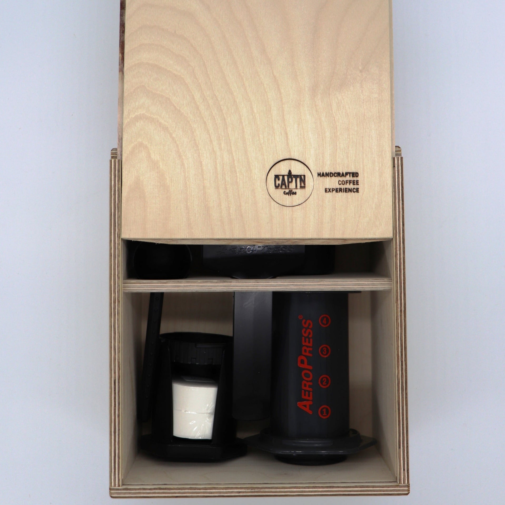 Box mit AeroPress und hochgezogenem Einschubboden
