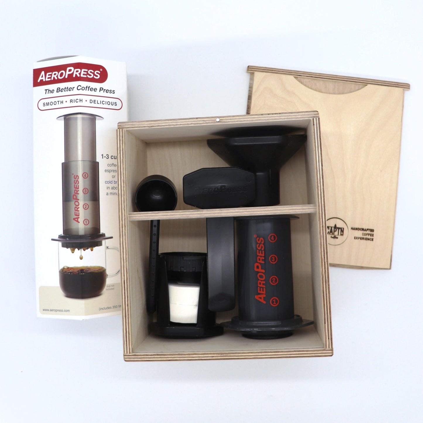Offene Box mit AeroPress, AeroPress Karton und Holzdeckel
