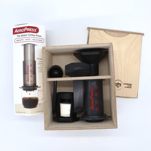 Laden Sie das Bild in den Galerie-Viewer, Offene Box mit AeroPress, AeroPress Karton und Holzdeckel