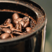 Laden Sie das Bild in den Galerie-Viewer, Kaffeebohnen in Kaffeemühle