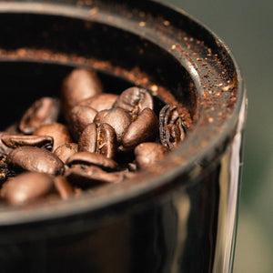 Kaffeebohnen in Kaffeemühle
