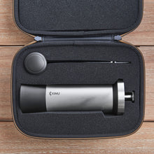 Laden Sie das Bild in den Galerie-Viewer, Kinu M47 Classic Kaffeemühle mit Case