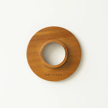 Load image into Gallery viewer, Origami Dripper Holder aus Holz Unterseite mit Origami-Schriftzug