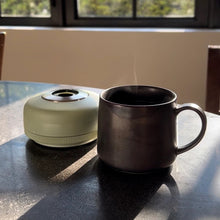 Laden Sie das Bild in den Galerie-Viewer, Palmpress Coffee Press Kaffeebereiter Grün mit Kaffeetasse schwarz