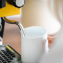Laden Sie das Bild in den Galerie-Viewer, Rhinowares Stealth Milk Pitcher Milchkännchen weiß