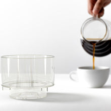 Laden Sie das Bild in den Galerie-Viewer, Simplify Handfilter mit Kaffeekanne und Kaffeetasse im Hintergrund