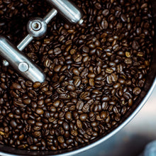 Load image into Gallery viewer, Geröstete Kaffeebohnen im Trommelröster