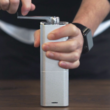 Hario Kaffeemühle Prism in Benutzung