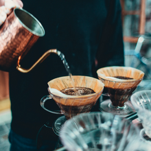 Kaffeezubereitung mit Dripper und Kessel