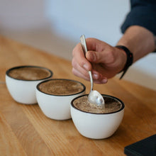 Laden Sie das Bild in den Galerie-Viewer, Rhinowares Cupping Bowl Black mit Rhinowars Cupping Spoon