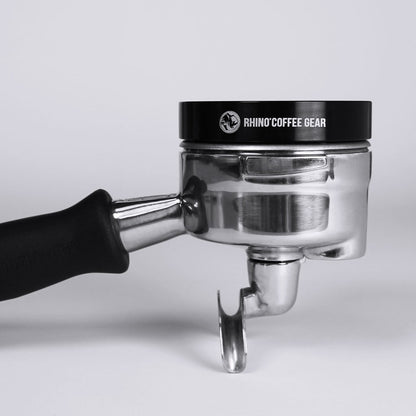 Rhinowares Espresso Dosing Funnel 58 mm auf Siebträger