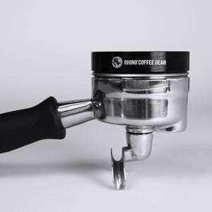 Rhinowares Espresso Dosing Funnel 58 mm auf Siebträger